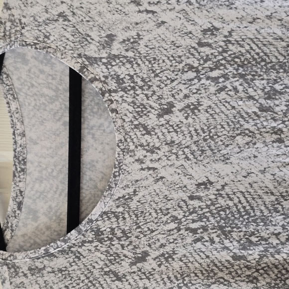 APT. 9 BRAND WOMEN'S PETITE LONG SLEEVES "SNAKE SKIN" PATTERN TEE SIZE XLP - Picture 3 of 13